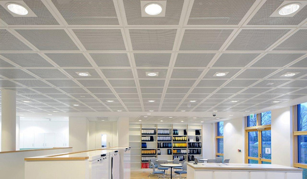 پنل‌های مربع شکل در اجرای سقف کاذب آلومینیومی