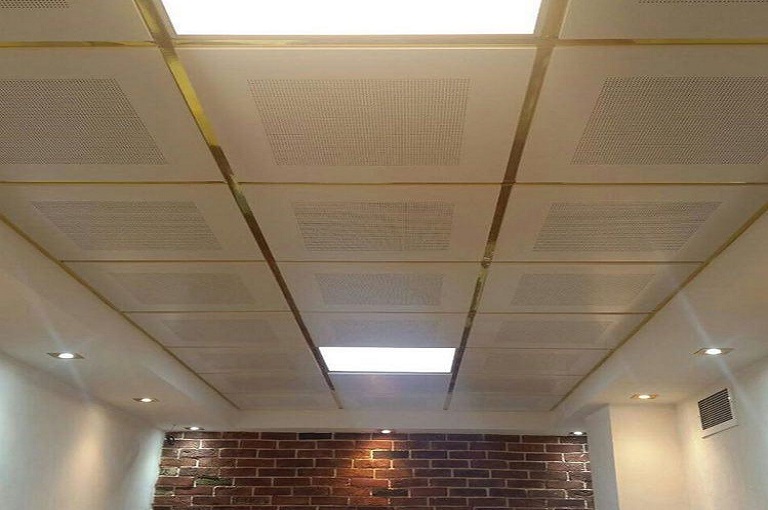 پنل‌های مربع شکل به کار رفته در ساخت و اجرای سقف کاذب پی وی سی